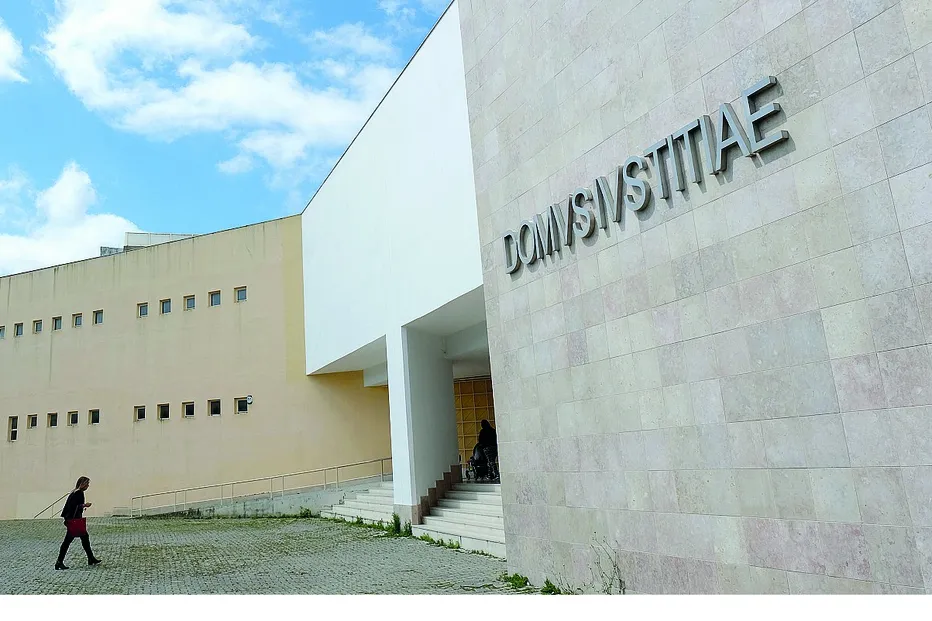 Rechtbank stuurt voormalige voetballer naar gevangenis na geweld tegen ouders